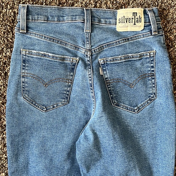 NWOT Levi Strauss Silver Tab Distressed Mom Jean, Size 28, Medium Wash Denim - Picture 11 of 15